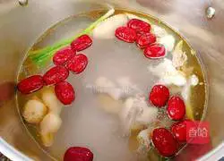 Recipe for red dates, seafood, mushroom and chicken soup 8