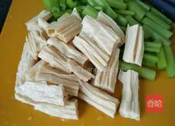 Illustration of how to make cold celery and yuba 2
