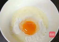 Illustration of how to make banana egg rolls 3