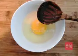 Illustration of how to make wolfberry and shepherd's purse egg soup 3