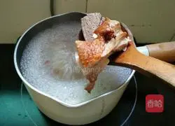 Illustration of how to make coriander duck noodles 8