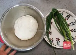 Illustration of how to make spring onion rolls 4