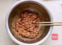 Illustration of how to make pork and leek dumplings 5