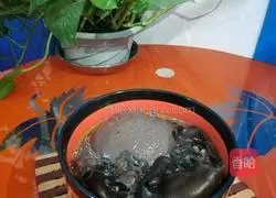 Illustration of how to make black fungus stewed with chicken soup 7