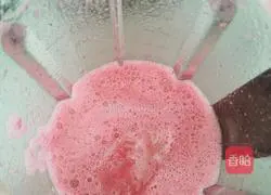 Illustration of how to make dragon fruit and tomato whitening juice 10