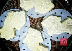 Illustration of how to make steamed goldfish steamed buns 14