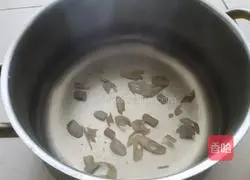 Illustration of how to make colorful leaf lemongrass water 4