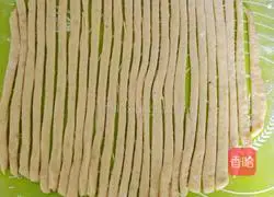 Illustration of how to make crispy twists 2