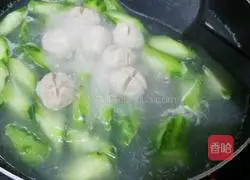 Illustration of how to make loofah and meatball soup 6