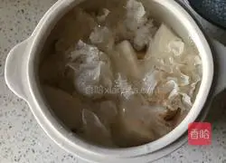 Illustration of how to make loquat, kumquat, snow pear and tremella soup 6