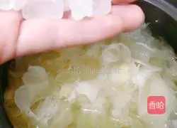 Illustration of how to make lotus seed, lily and tremella soup 7