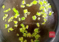 Illustration of how to make braised noodles with green vegetables 5