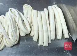 Sweet Potato Leaves and Shredded Pork Noodle Soup - Magical Flour Illustration of how to do it 7