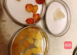 Illustration of how to make raisin-peach gum and white fungus soup 1