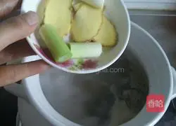 Illustration of how to make wolfberry and yam pork ribs soup 4