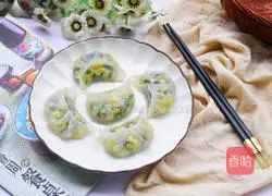 Illustration of how to make crystal leek and egg dumplings 17