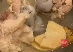 Large Illustration of how to make stick bone and bamboo shoot soup 12