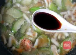 Illustration of how to make shrimp, luffa and mushroom soup 14