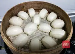 Illustration of how to cut small steamed buns with milk-flavored knife 13