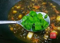Illustration of how to make seaweed, tomato and tofu soup 7
