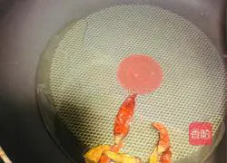 Illustration of how to make tomato shredded pork noodles 4