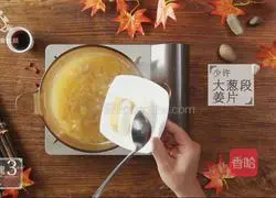 Illustration of how to make the trotters and lotus root soup necessary for nourishing and nourishing skin in autumn 12