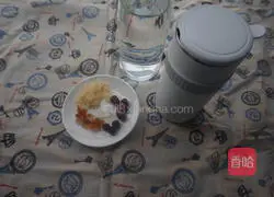 Illustration of how to make red dates, tremella, peach gum and longan soup 1