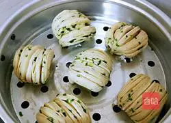 Illustration of how to make green onion rolls 28