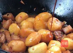 Illustration of how to cook small potatoes with pork belly 16