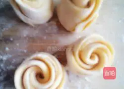 Illustration of how to make pumpkin rose buns 11