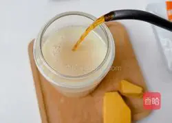 Illustration of how to make caramel iced latte 2
