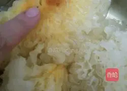 Illustration of how to make apple, tremella, red dates and wolfberry soup 2