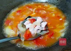 Illustration of how to make tomato, cucumber and meat slices soup 16