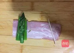 Illustration of how to make bacon and asparagus rolls 6