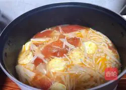 Illustration of how to make tomato and enoki mushroom tofu soup 4