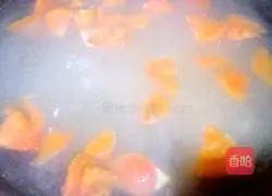 Illustration of how to make tomato and egg drop soup 6