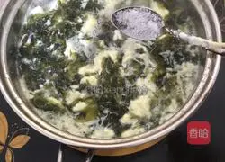 Illustration of how to make seaweed and egg drop soup 4
