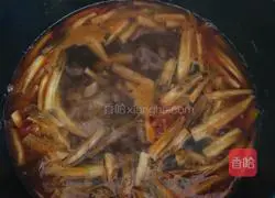 Illustration of how to make daylily beef noodles 8