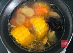 Illustration of how to make pork ribs and corn soup in a clay pot 9
