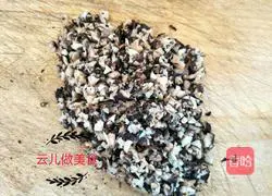 Illustration of how to make snapper and mushroom dumplings 2