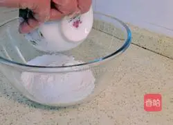 Illustration of how to make steamed spring cakes 1