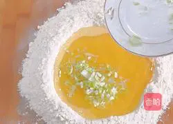 Illustration of how to make onion crispy cake 10