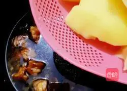 Illustration of Beef Brisket Stewed with Potatoes 17