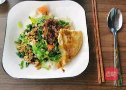 Illustration of how to make noodles with a knife 7