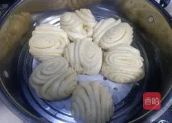 Illustration of how to make milk-flavored flower rolls 12