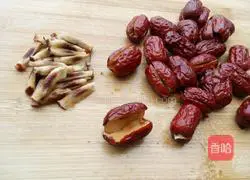 Illustration of how to make red dates and longan blood-tonifying soup 6