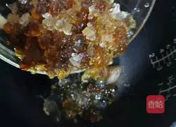 Illustration of how to make peach gum nourishing soup 4