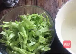 Waste spinach stems mixed with chili sauce (weight loss version) Illustration of how to do it 3