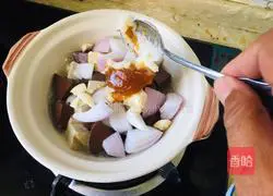 Illustration of how to make casserole with duck blood and tofu stewed 4