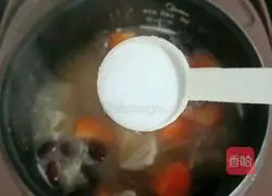 Illustration of how to make beef bone and lotus root soup 13